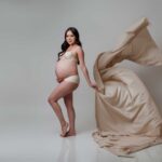 Telas para sesiones con varios colores, pensadas para crear vestuarios cómodos y elegantes que realzan la silueta y capturan la belleza del embarazo en Beige