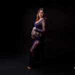 Vestido largo de encaje tipo túnica con transparencias, mangas largas y corte ajustado en el torso,  detalles florales en la tela en violeta intenso