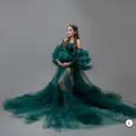 Vestido largo con vuelo, cola amplia y mangas abullonadas translúcido ligero de color verde