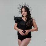 Body con volante asimétrico en un hombro estilo elegante y minimalista negro