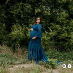 Vestido con tejido de encaje y mangas 3/4 acampanadas; falda larga de caída satinada en azul petróleo
