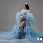 Vestido largo de tul con capas voluminosas y cola amplia, hombros descubiertos y caída muy vaporosa color azul claro