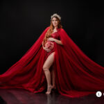 Vestido largo de cola y capa fluida, detalles florales en el cuerpo y abertura en la pierna color rojo intenso