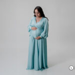 Vestido largo y fluido, manga larga con caída suave, escote en V y cintura definida con tablas que favorecen la silueta color aqua