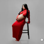 Vestido largo de manga larga y corte ceñido con vientre al descubierto en color rojo