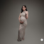 Vestido largo, ceñido al cuerpo con forro tono piel, cuerpo con apliques de pedrería, estilo elegante y sofisticado
