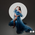 Vestido largo vaporosa con cola, volumen y corte que realza la silueta maternal en azul cerúleo