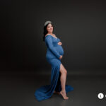 Vestido con escote en forma de “V” suave, mangas largas, abertura lateral alta en la pierna y cola con caída que crea movimiento azul medio