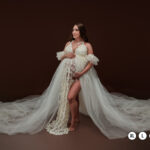 Vestido largo de gran cola, aplicaciones de encaje y detalles florales color claro