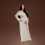 Vestido con Silueta ceñida en el torso con caída amplia hacia la falda; tejido de apariencia suave y ligeramente fluida, ideal para un look sofisticado y delicado color marfil