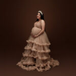 Vestido de maternidad nude de tul voluminoso, estilo princesa editorial con olanes románticos y acabado de alta costura en color nude
